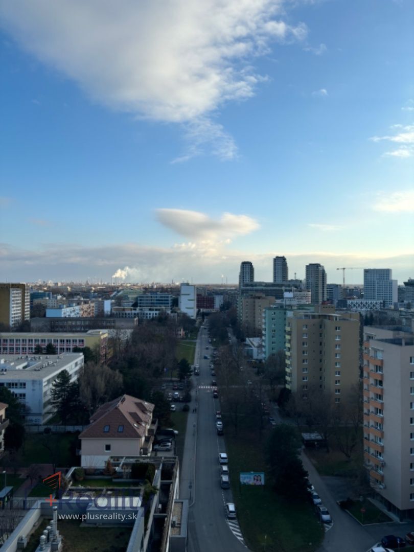 Dvojizbový byt s balkónom vo výškovej budove ROZADOL v mestskej časti Bratislava Ružinov na prenájom!
