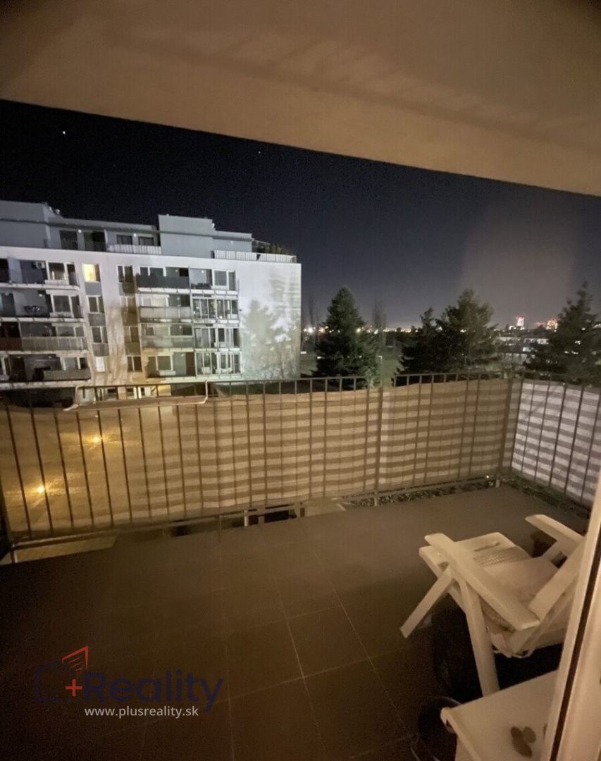 Dvojizbový byt s dvomi balkónmi  v mestskej časti Bratislava Ružinov na Hrachovej ulici na prenájom!