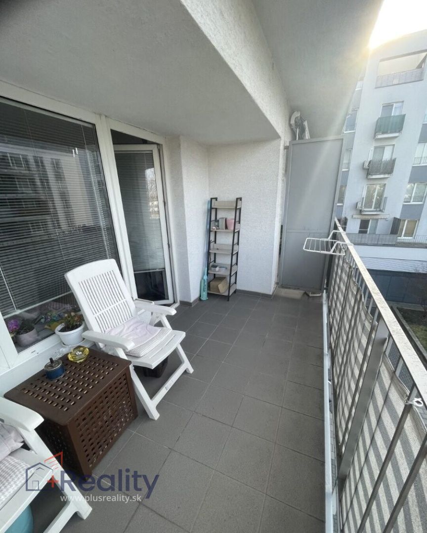Dvojizbový byt s dvomi balkónmi  v mestskej časti Bratislava Ružinov na Hrachovej ulici na prenájom!