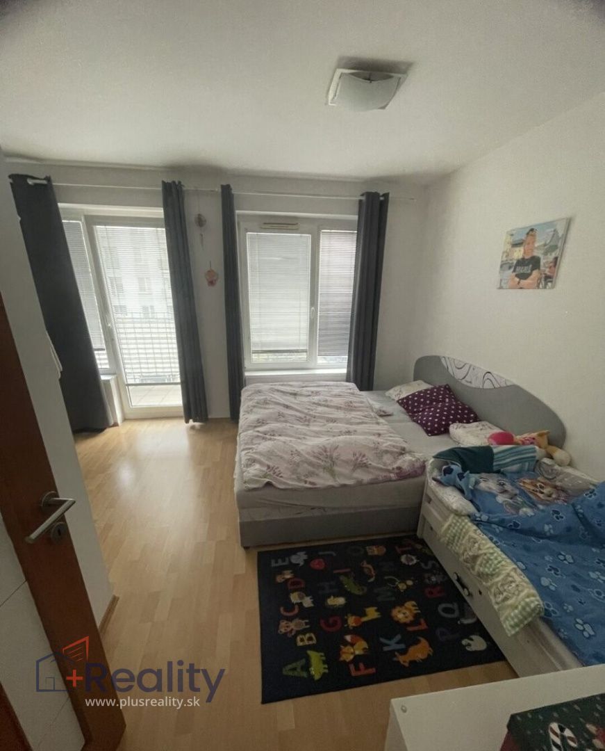 Dvojizbový byt s dvomi balkónmi  v mestskej časti Bratislava Ružinov na Hrachovej ulici na prenájom!