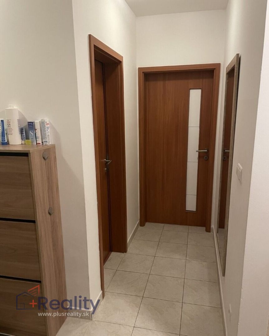 Dvojizbový byt s dvomi balkónmi  v mestskej časti Bratislava Ružinov na Hrachovej ulici na prenájom!