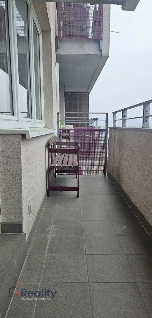 Jednoizbový byt s balkónom v komplexe KOLOSEO v mestskej časti Bratislava Nové Mesto na Tomášikovej ulici na prenájom!