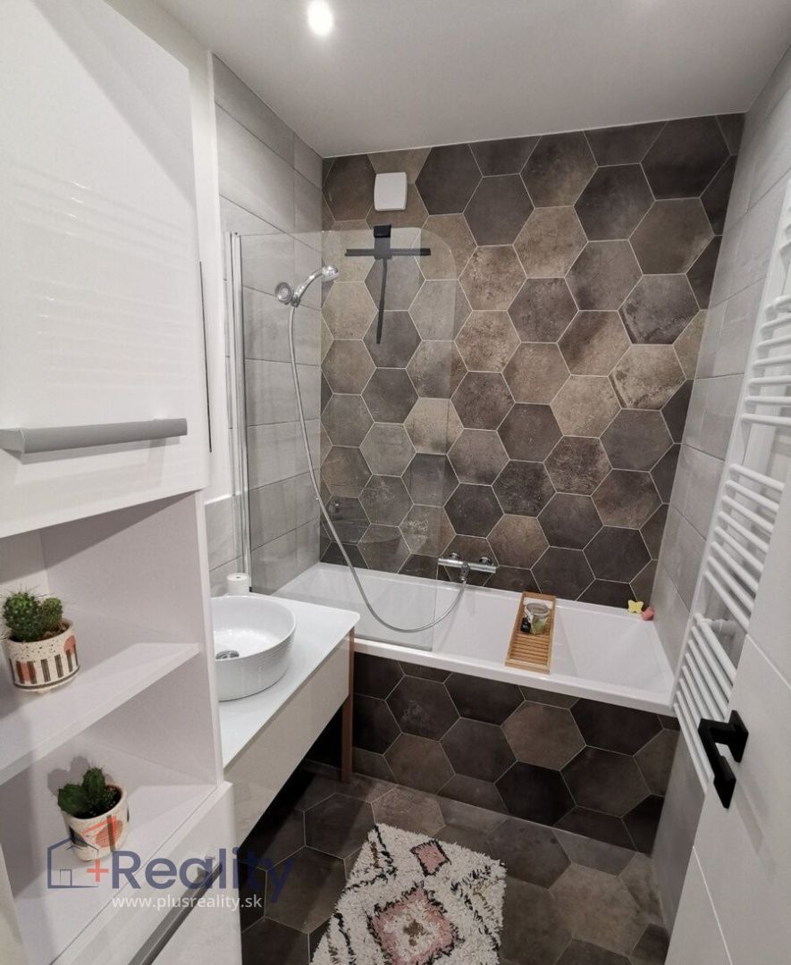 Krásny 3 izbový byt s balkónom v mestskej časti Bratislava Nové Mesto na Bartoškovej ulici na prenájom!