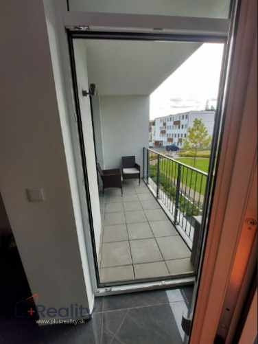 Krásny dizajnový 2 izbový byt s balkónom v komplexe AHOJ PARK v mestskej časti Bratislava Nové mesto na Sliačskej ulici na prenájom!