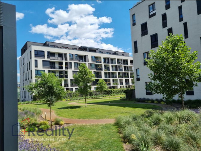 Krásny dizajnový 2 izbový byt s balkónom v komplexe AHOJ PARK v mestskej časti Bratislava Nové mesto na Sliačskej ulici na prenájom!