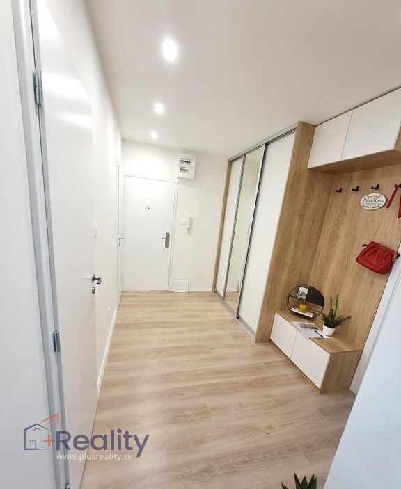 Krásny, novo zrekonštruovaný 3 izbový byt v mestskej časti Bratislava Ružinov, na Čmelíkovej ulici  na prenájom!