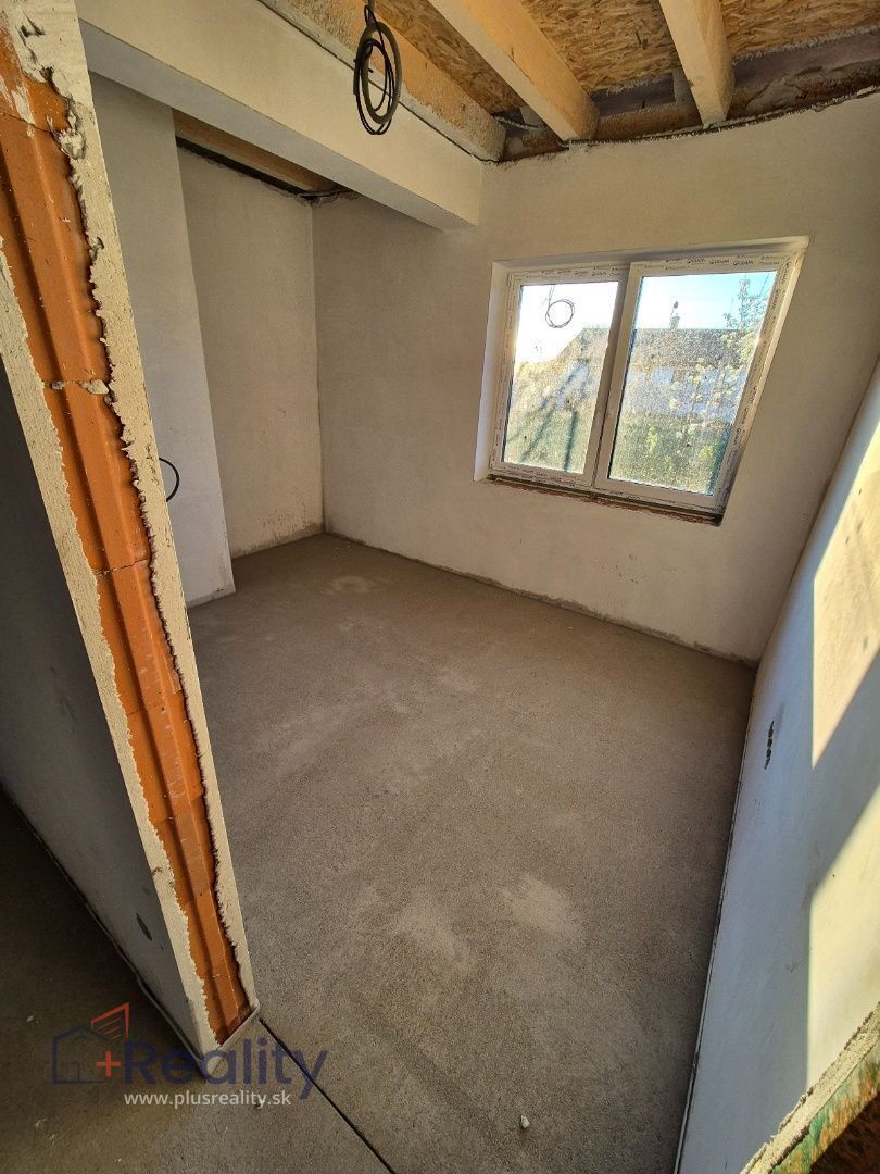 Luxusný 4 izbový rodinný dom  blízko hlavného mesta v obci Kyselica na predaj!