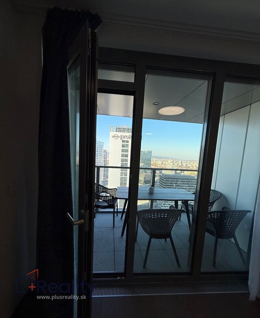Moderne zariadený 2 izbový byt s balkónom v rezidenčnej novostavbe EUROVEA TOWER, v mestskej časti Bratislava Staré Mesto na prenájom!