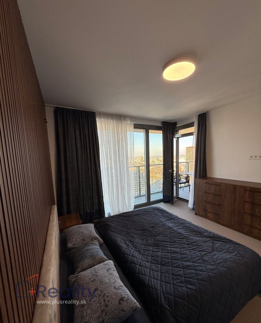 Moderne zariadený 2 izbový byt s balkónom v rezidenčnej novostavbe EUROVEA TOWER, v mestskej časti Bratislava Staré Mesto na prenájom!
