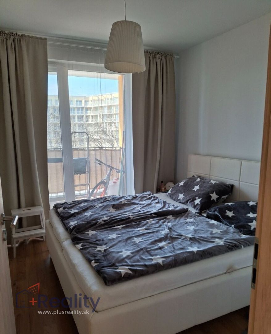 Moderný 2 izbový byt s balkónom v mestskej časti Bratislava Ružinov na Bajkalskej ulici na prenájom!