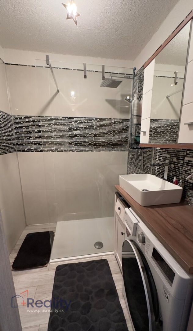 Pekný 3 izbový byt v mestskej časti Bratislava Petržalka na Beňadickej ulici na prenájom!