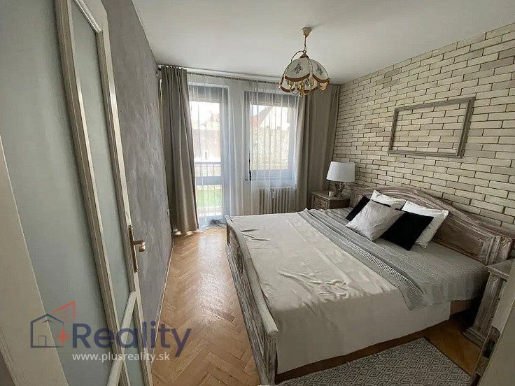 Priestranný 2 izbový byt v mestskej časti Bratislava Staré Mesto na Židovskej ulici na prenájom!