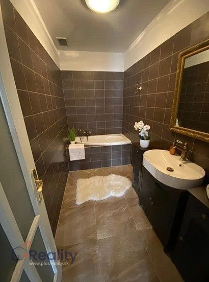 Priestranný 2 izbový byt v mestskej časti Bratislava Staré Mesto na Židovskej ulici na prenájom!