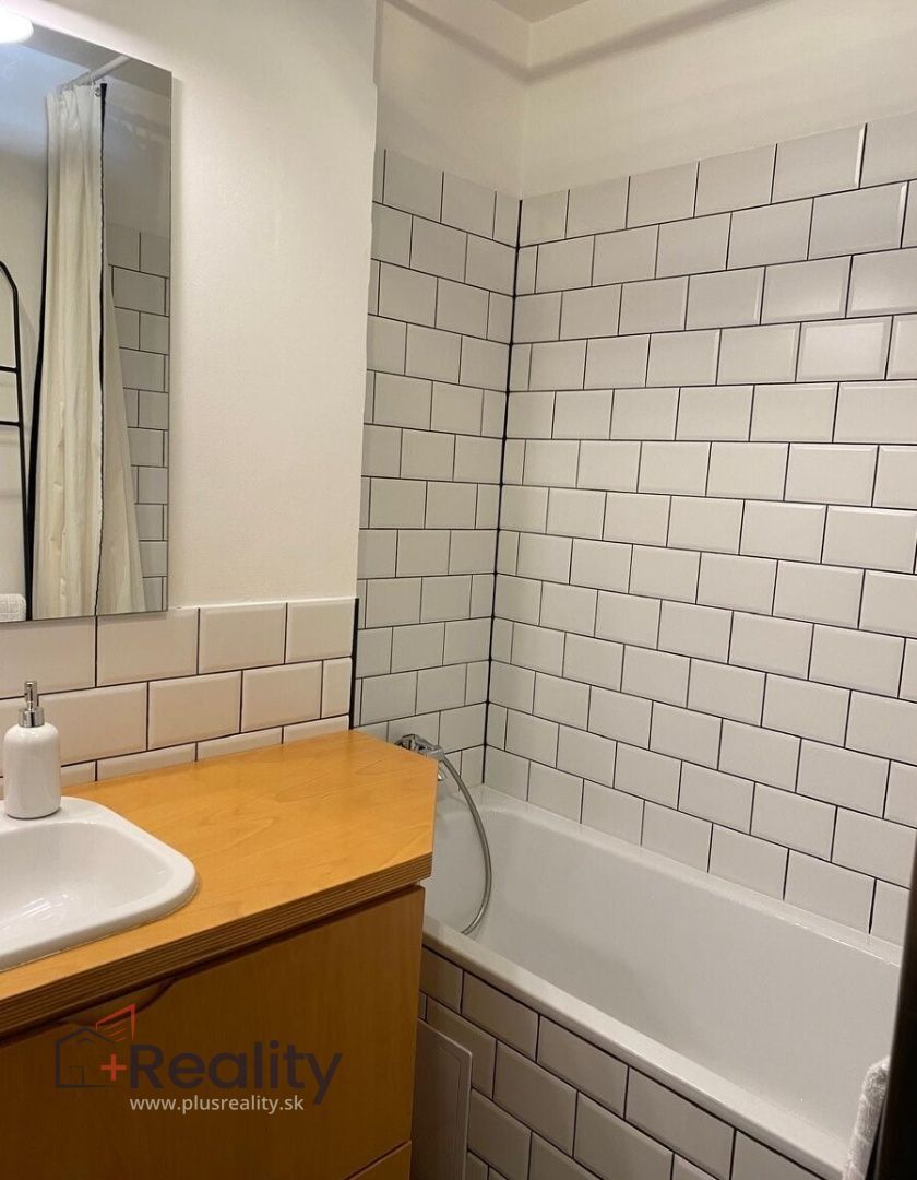 Priestranný 2,5 izbový bytu s balkónom v mestskej časti Bratislava Ružinov na Svidnickej ulici na prenájom!