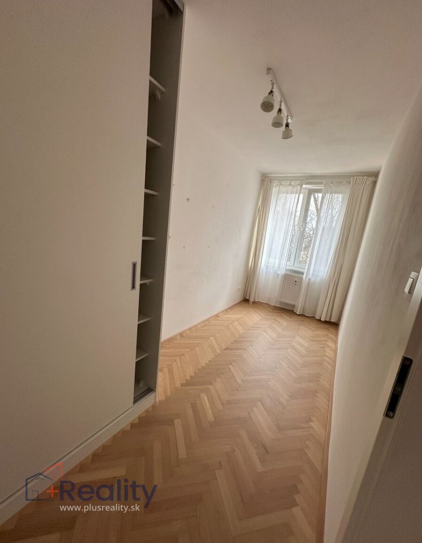 Priestranný 2,5 izbový bytu s balkónom v mestskej časti Bratislava Ružinov na Svidnickej ulici na prenájom!