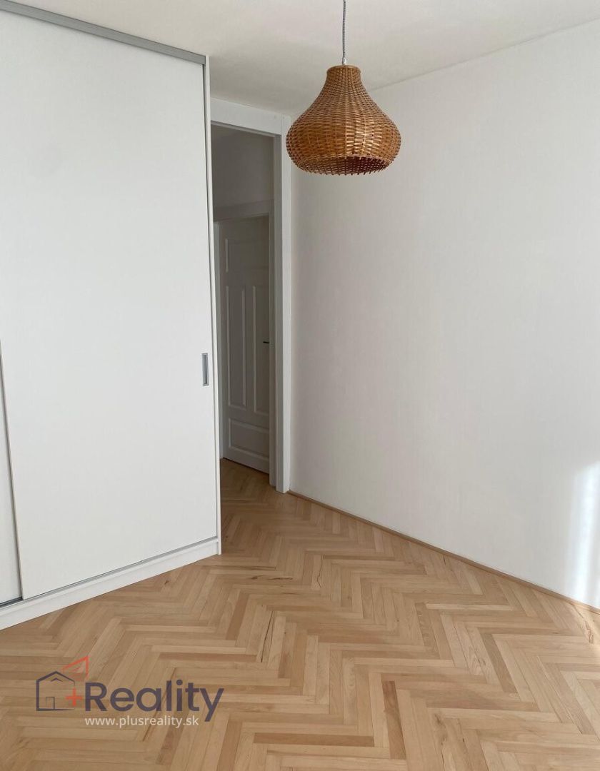 Priestranný 2,5 izbový bytu s balkónom v mestskej časti Bratislava Ružinov na Svidnickej ulici na prenájom!