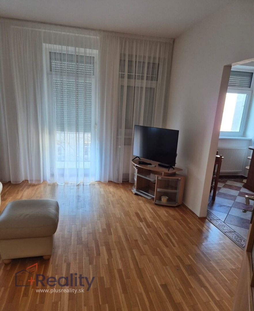 Príjemný 2 izbový byt v mestskej časti Bratislava Ružinov a Staré Mesto na Záhradníckej ulici na prenájom!
