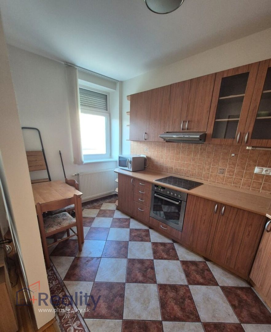 Príjemný 2 izbový byt v mestskej časti Bratislava Ružinov a Staré Mesto na Záhradníckej ulici na prenájom!