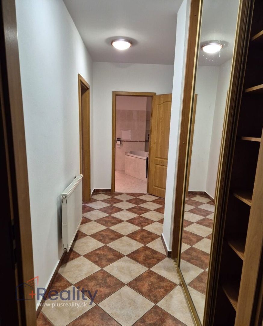 Príjemný 2 izbový byt v mestskej časti Bratislava Ružinov a Staré Mesto na Záhradníckej ulici na prenájom!
