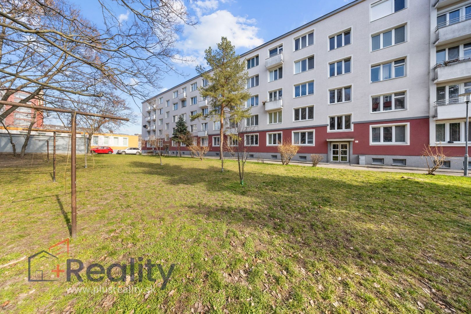 REZERVOVANÉ | Na predaj 2-izb. byt na 2. posch. v tehlovom dome bez výťahu, balkón, zeleň, kompletná občianska vybavenosť