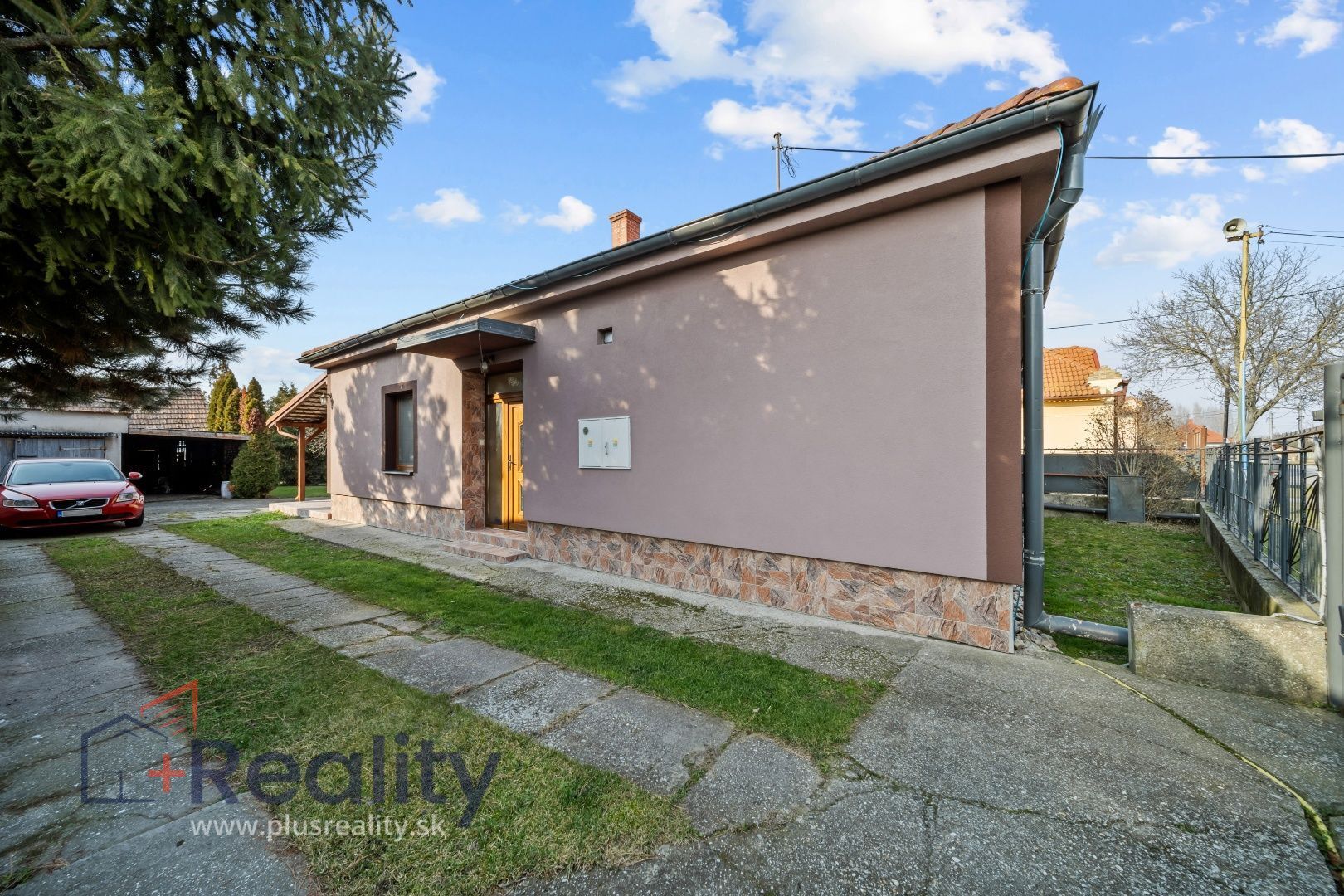 REZERVOVANÉ | Rodinný dom s veľkým pozemkom v obci Topoľníky na predaj!