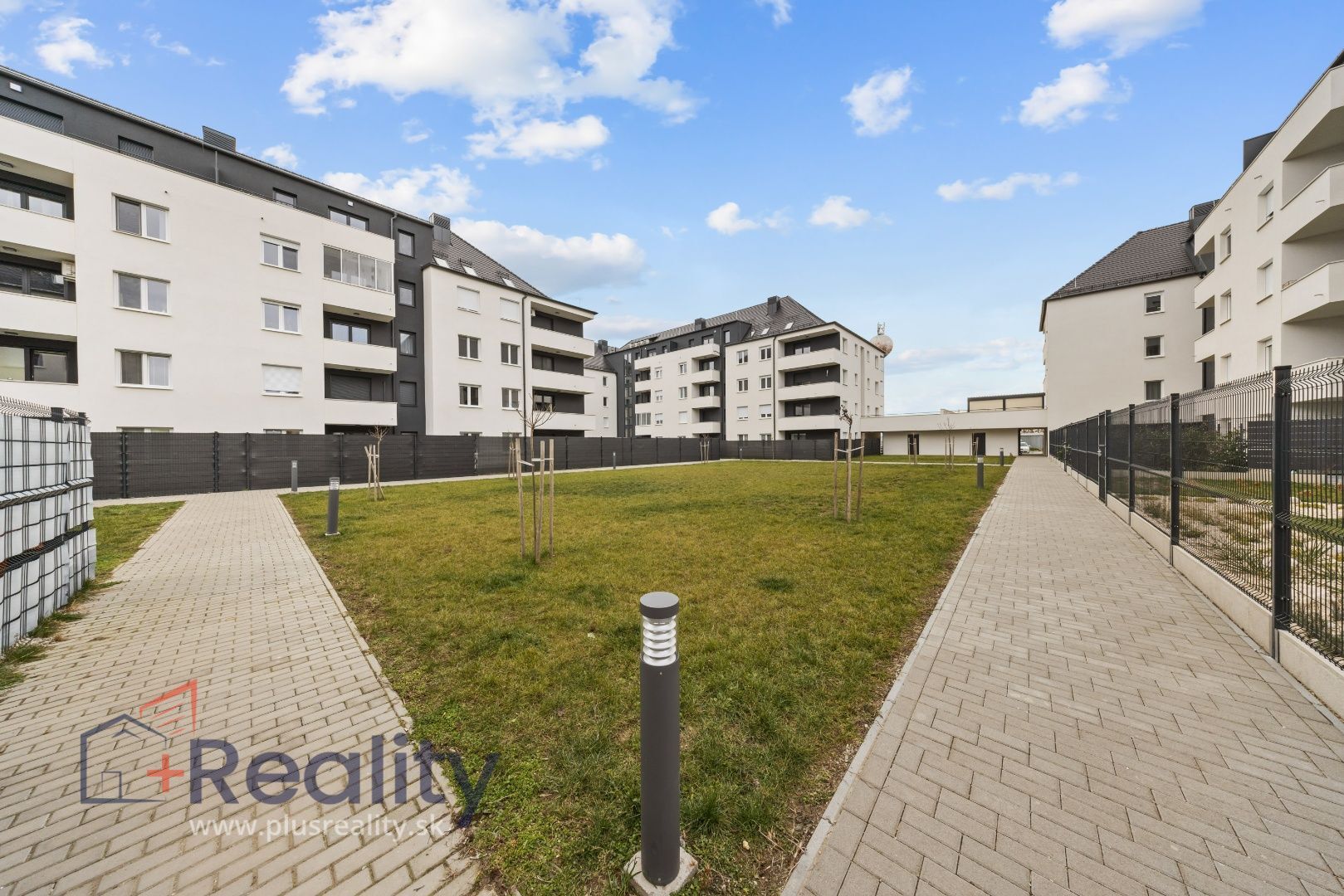 Slnečný 3 izbový byt s balkónom v maďarskej obci Rajka na predaj!
