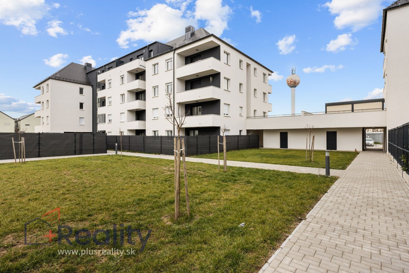 Slnečný 3 izbový byt s balkónom v maďarskej obci Rajka na predaj!