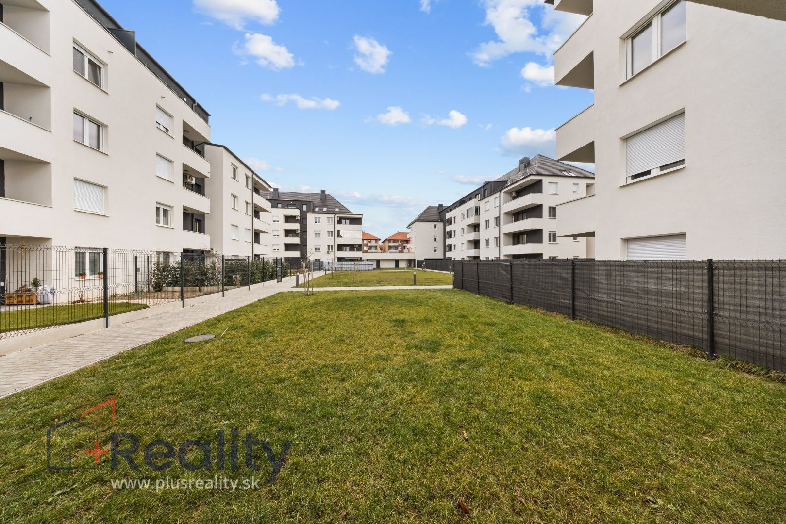Slnečný 3 izbový byt s balkónom v maďarskej obci Rajka na predaj!