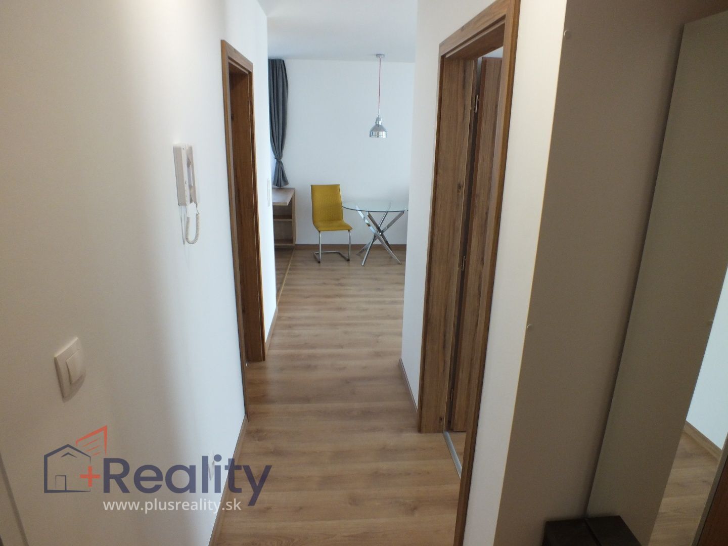 Zariadený 2 izbový byt s balkónom a garážovým státím v projekte RENDEZ Bratislava Rača na prenájom!