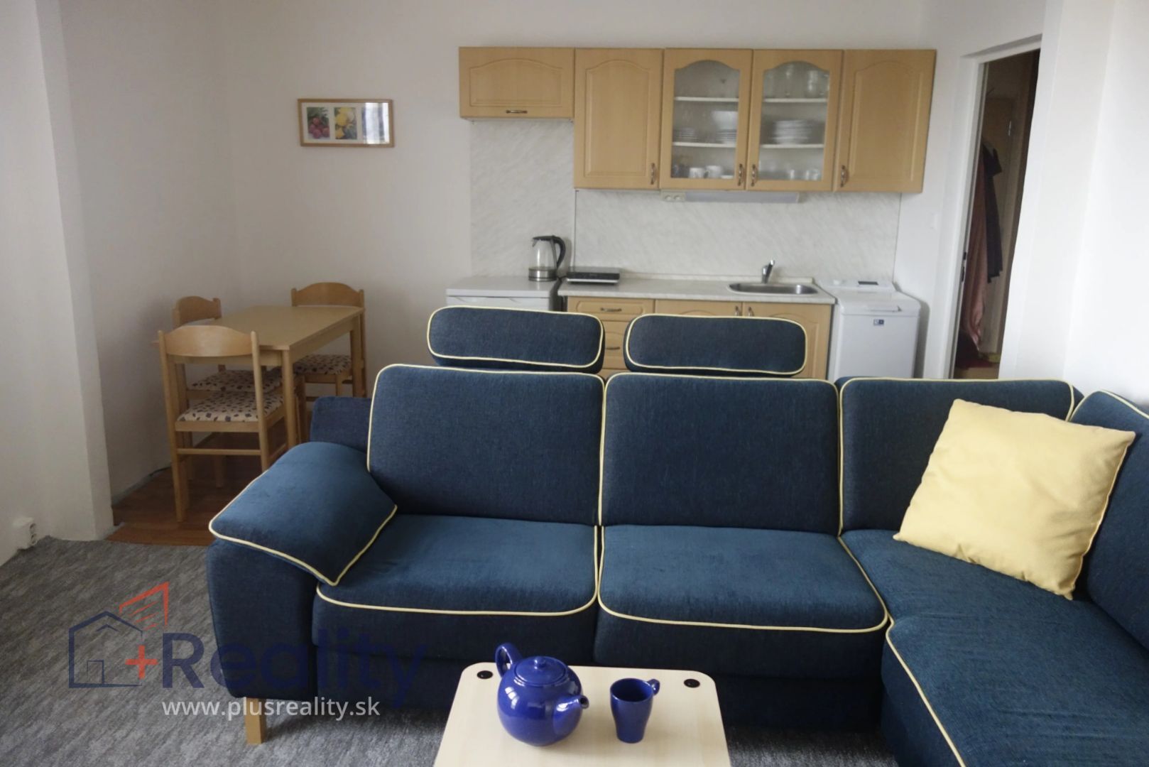 Zariadený 2 izbový byt s balkónom v mestskej časti Bratislava Ružinov na Haburskej ulici  na prenájom!