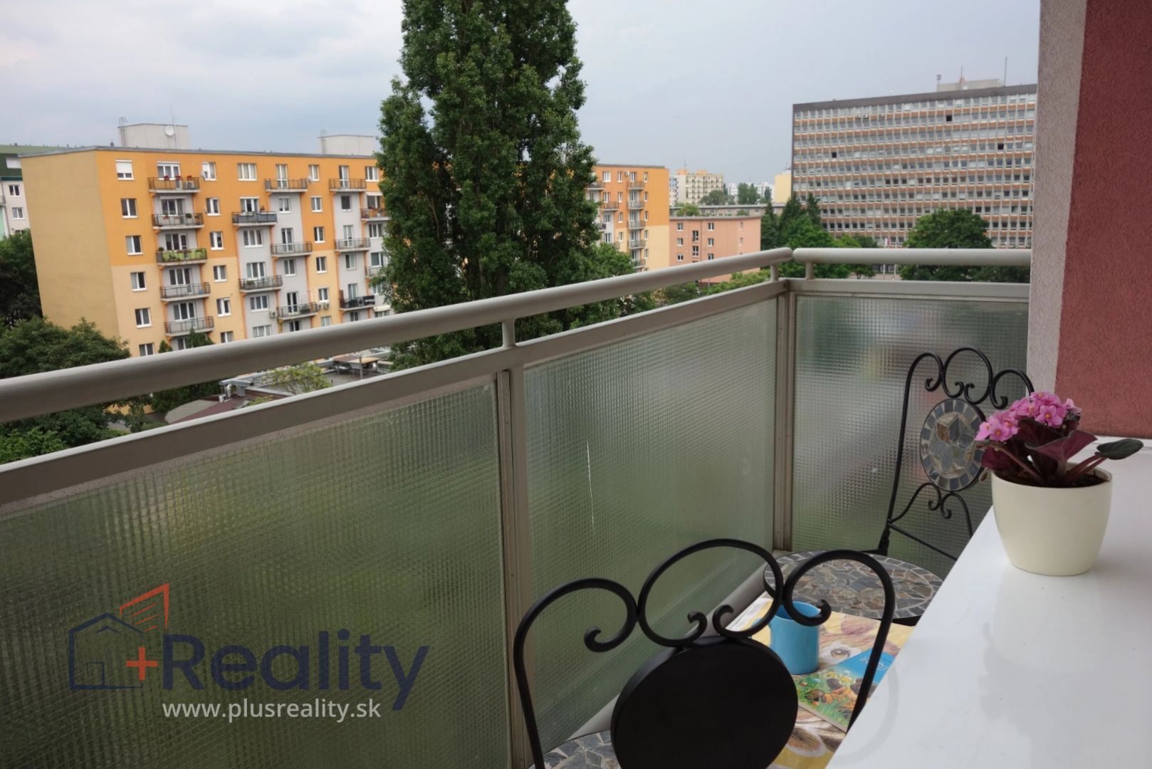 Zariadený 2 izbový byt s balkónom v mestskej časti Bratislava Ružinov na Haburskej ulici  na prenájom!