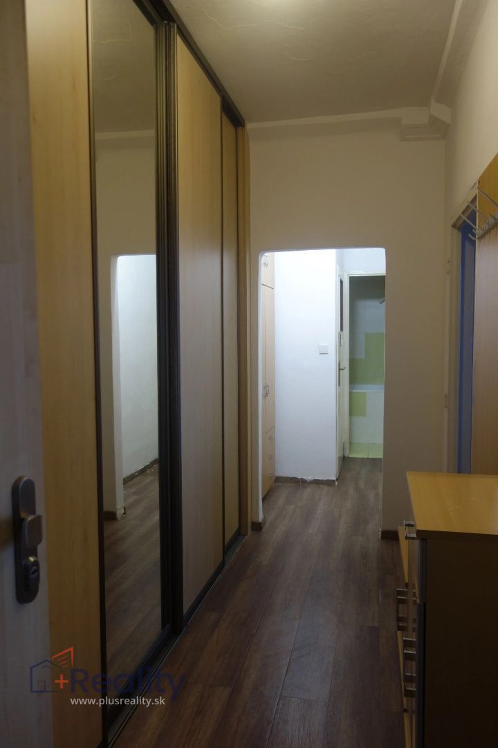 Zariadený 2 izbový byt s balkónom v mestskej časti Bratislava Ružinov na Haburskej ulici  na prenájom!