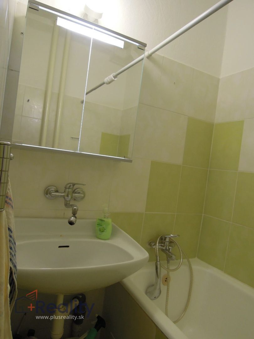 Zariadený 2 izbový byt s balkónom v mestskej časti Bratislava Ružinov na Haburskej ulici  na prenájom!