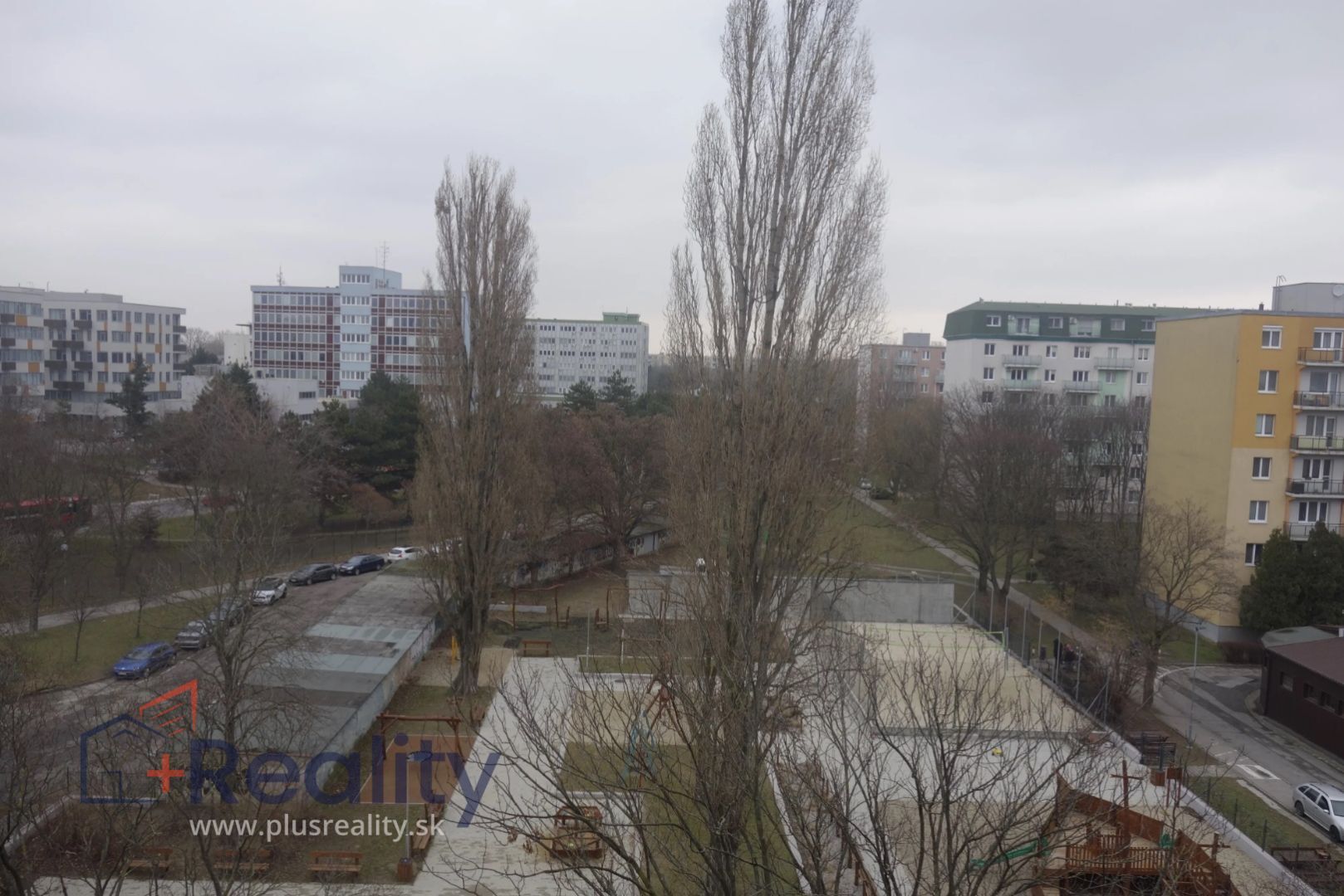 Zariadený 2 izbový byt s balkónom v mestskej časti Bratislava Ružinov na Haburskej ulici  na prenájom!
