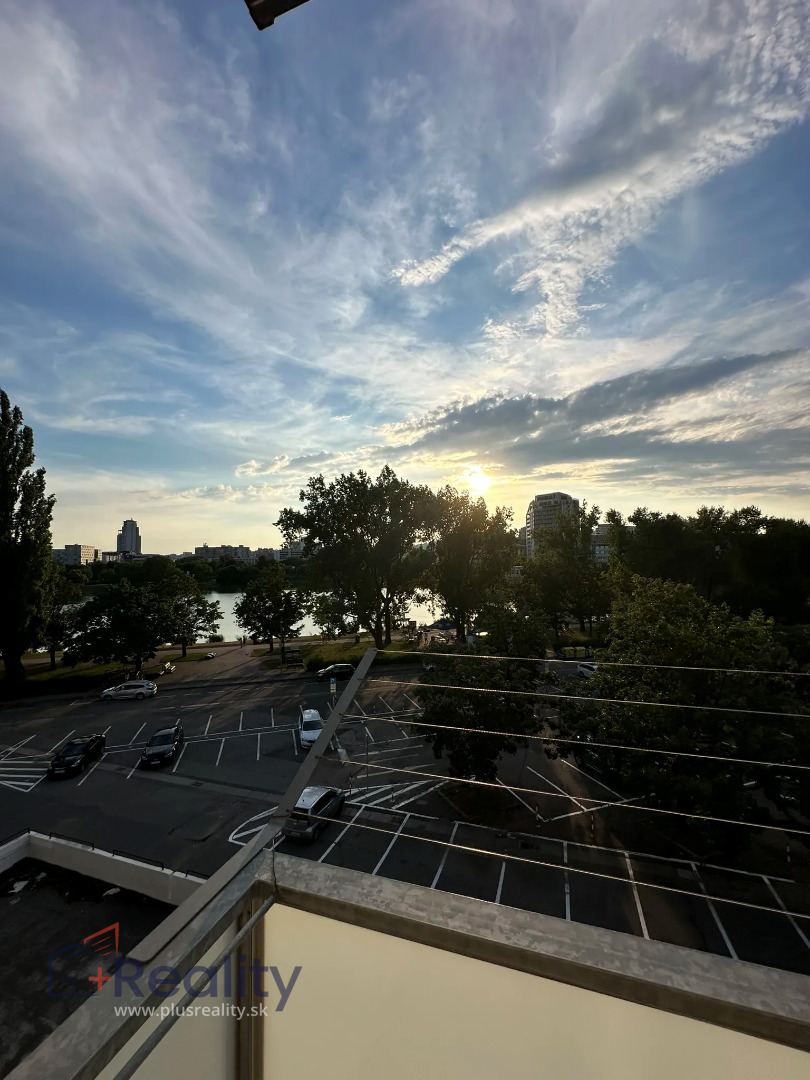 Zariadený 3 izbový byt s balkónom v mestskej časti Bratislava Ružinov na Stropkovskej ulici na prenájom!