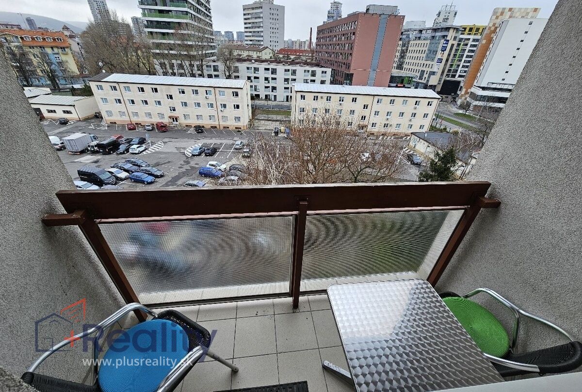 Zrekonštruovaný 2 izbový byt s balkónom v mestskej časti Bratislava Ružinov na Košickej ulici na prenájom!