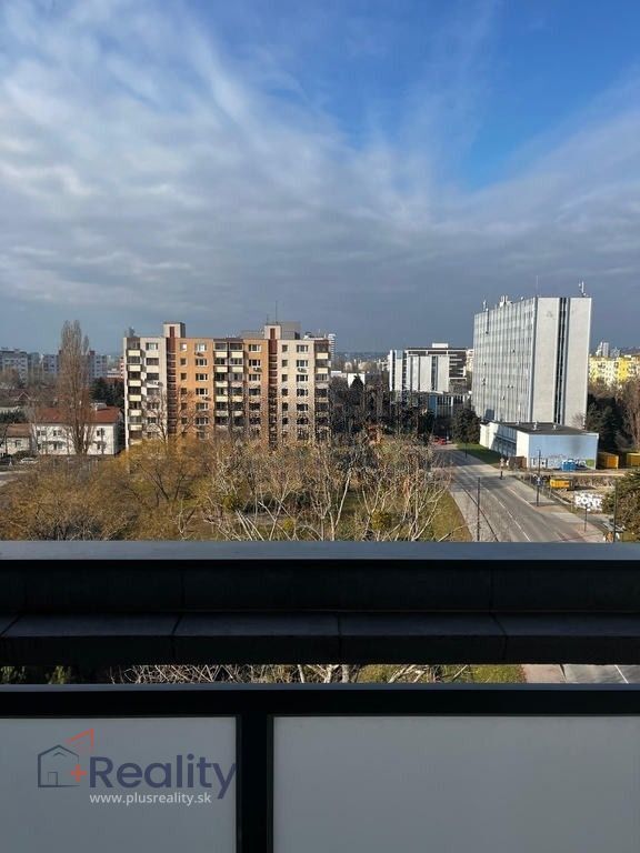 Zrekonštruovaný 2 izbový byt s balkónom v mestskej časti Bratislava Ružinov na Mierovej ulici na prenájom!