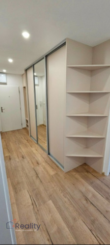 Zrekonštruovaný 3 izbový byt s loggiou v mestskej časti Bratislava Ružinov na Radarovej ulici na prenájom!