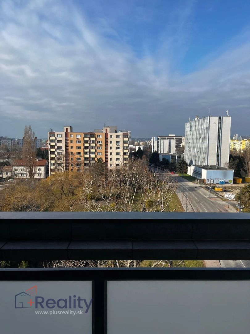 Zrekonštruovaný dvojizbový izbový byt s balkónom v mestskej časti Bratislava Ružinov na Mierovej ulici na prenájom!