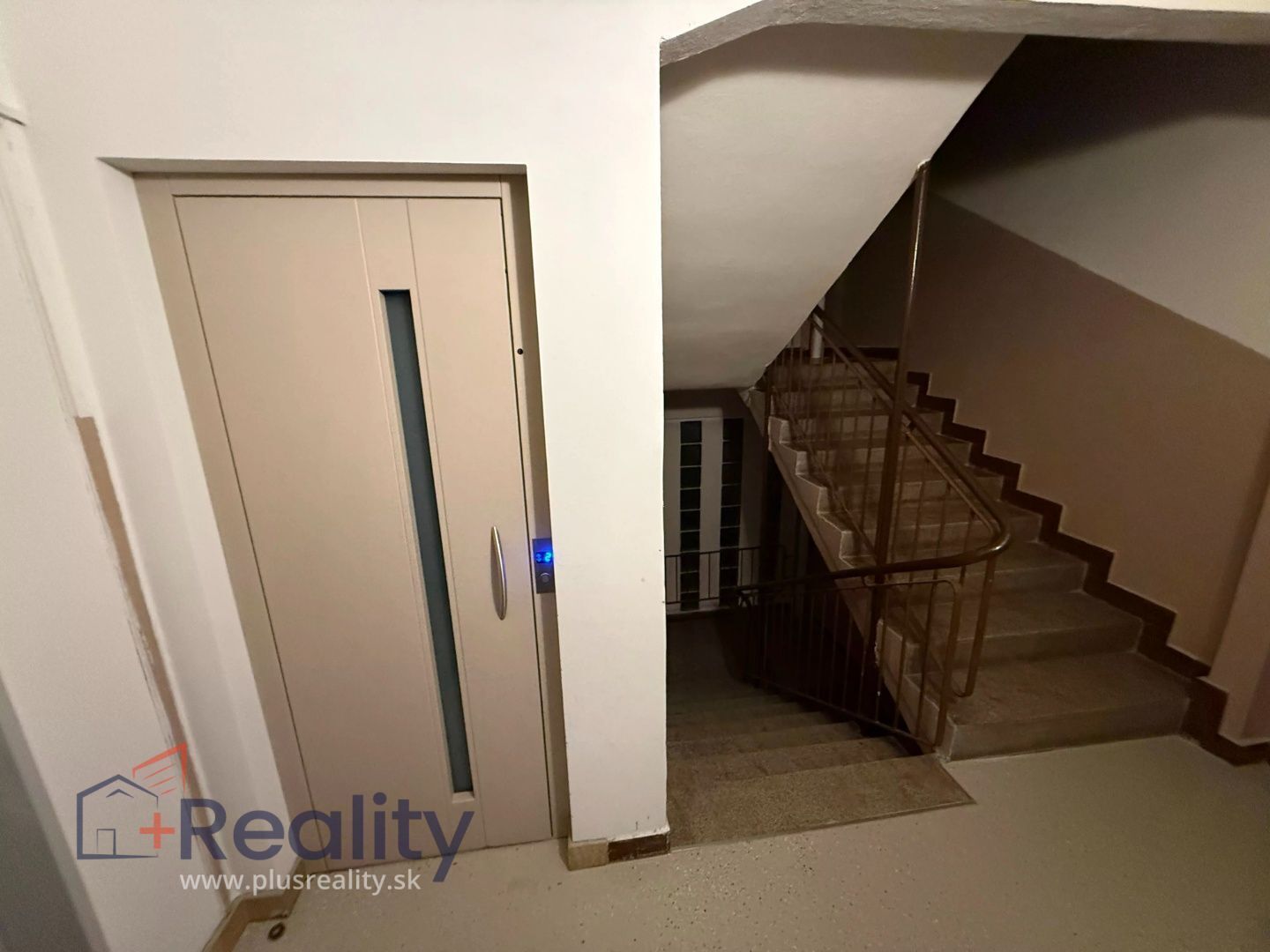 Zrekonštruovaný, zariadený 3 izbový byt s balkónom v mestskej časti Bratislava Ružinov na Haburskej ulici na prenájom!