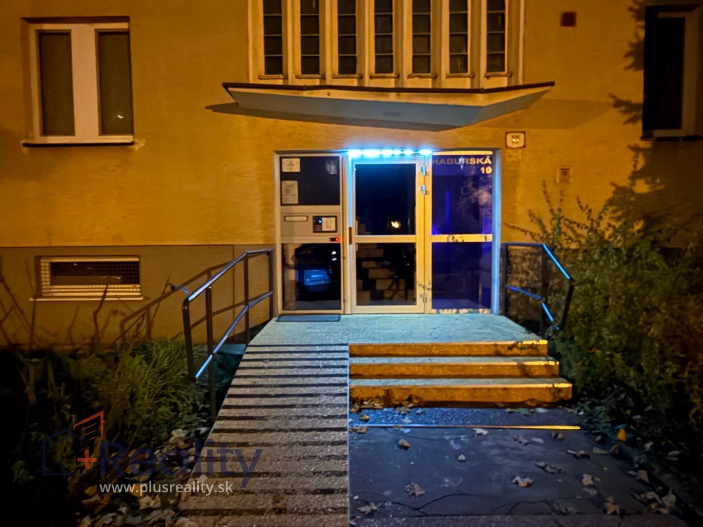 Zrekonštruovaný, zariadený 3 izbový byt s balkónom v mestskej časti Bratislava Ružinov na Haburskej ulici na prenájom!