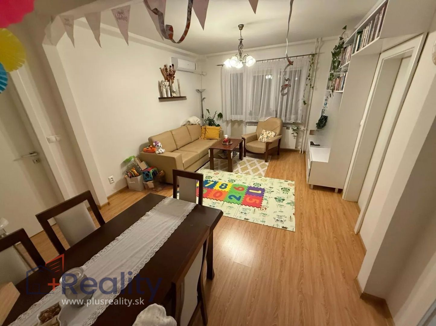 Zrekonštruovaný, zariadený 3 izbový byt s balkónom v mestskej časti Bratislava Ružinov na Haburskej ulici na prenájom!