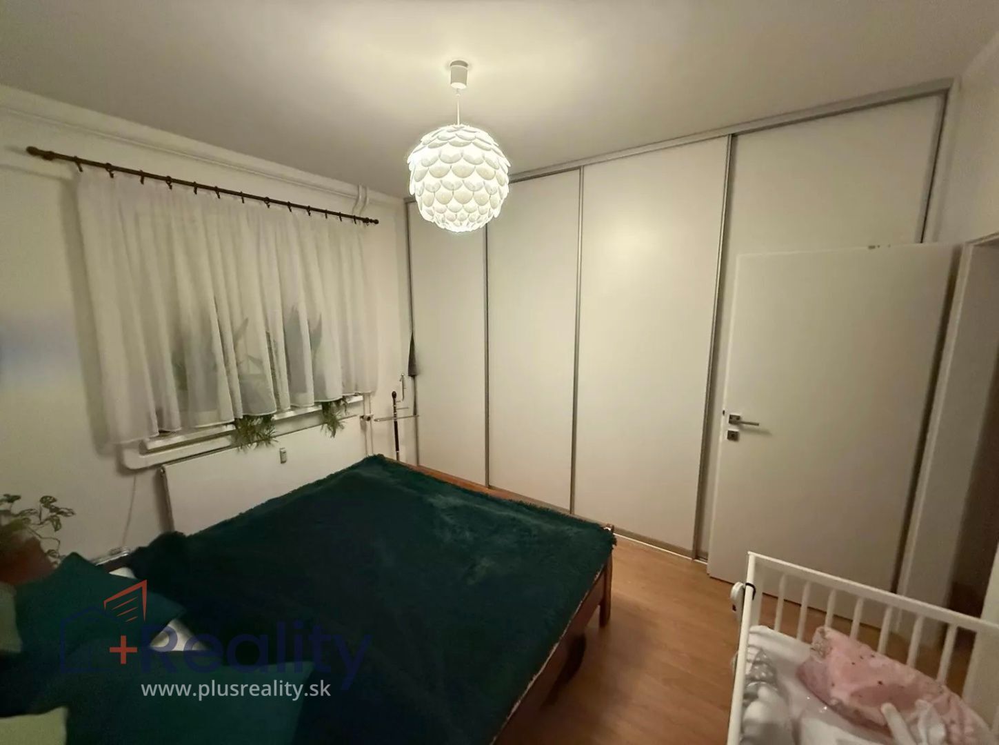 Zrekonštruovaný, zariadený 3 izbový byt s balkónom v mestskej časti Bratislava Ružinov na Haburskej ulici na prenájom!