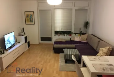 Dvojizbový byt s dvomi balkónmi  v mestskej časti Bratislava Ružinov na Hrachovej ulici na prenájom!