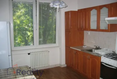 Dvojizbový byt s loggiou v mestskej časti Bratislava Ružinov na Páričkovej ulici na prenájom!