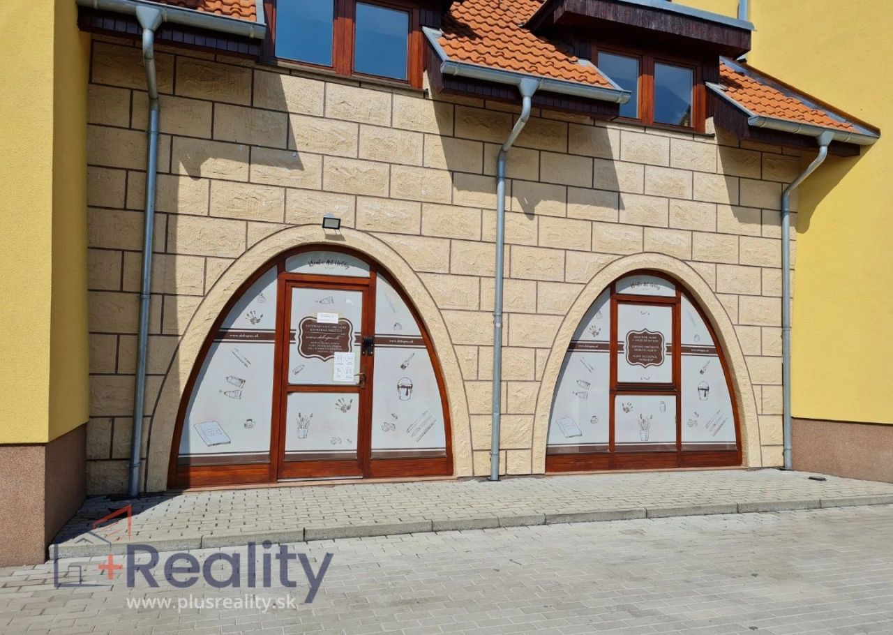Dvojpodlažný obchodný / administratívny priestor v rušnej lokalite mesta Dunajská Streda na predaj!
