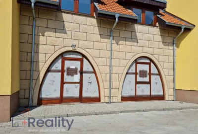 Dvojpodlažný obchodný / administratívny priestor v rušnej lokalite mesta Dunajská Streda na predaj!