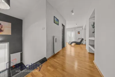 Dvojpodlažný rodinný dom s veľkým pozemkom v obci Topoľníky na predaj!
