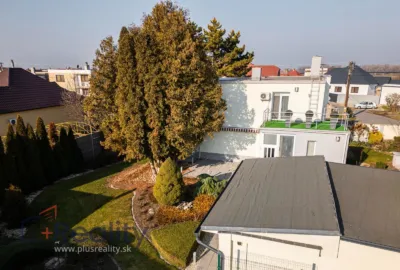 Dvojpodlažný rodinný dom s veľkým pozemkom v obci Topoľníky na predaj!