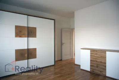 Dvojpodlažný rodinný dom v tichej lokalite obce Chorvátsky Grob - Čierna Voda na Jelšovej ulici na prenájom!